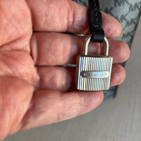 Michael Kors Mercer Heritage Signature Convertible Tote Handbag New Without Tags - Picture 12 of 12